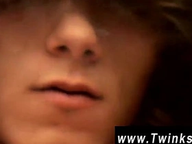 亚洲少年无套同志性交 两人硬挺着继续耕耘 asian gay drink sex videos