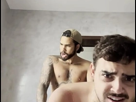 小鲜肉给兄弟爽了一把 japanese teen gay porn