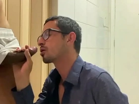 干到兴起把受的衣服撕烂，他穿着内裤跑了 hot gay porn kissing