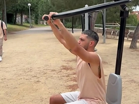 公园逮到的小骚零被我无套狂操，内射灌满精液 asian gay porn .net