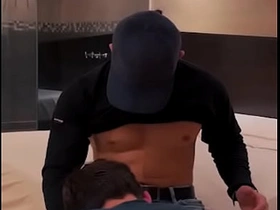 我给送气球的小哥额外小费，结果他把我操得爽翻天 hot brazil delighted porn