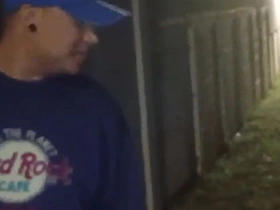 停车撒尿时遇到个小伙子求口交，之后带我去他家趁老婆睡着猛干 korean shower careless porn