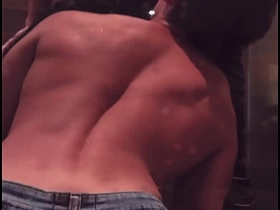 酒吧聊完女人后，我和直男兄弟在浴室搞上了 porn gay hot teen