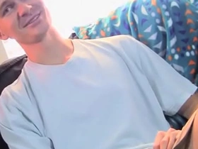 扎克兰德尔：伊桑霍克斯撸动并渴望榨干他大鸡巴的汁液 twink korean gay porn