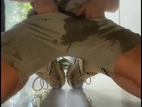 素人男孩厨房尿失禁地板湿透 chinese nerd gay porn