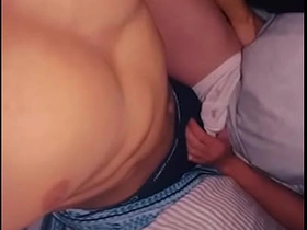 第一次在肌肉邻居家给他口交，最后被他无套内射 gay sex porn malaysia