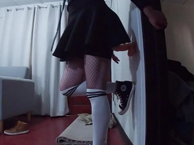 穿迷你裙的Chico从肛门拳交入门，塞进他的新巨型假阳具 asian hot boys gay sex videos