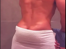 看到哥们从酒吧回来洗澡 忍不住冲进淋浴间跟他搞 gay japanese slave porn