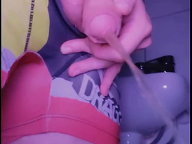 小白脸在厕所撒尿后舔自己的尿 scat asian gay porn