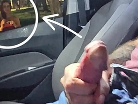 公交站台对着红发妞公开冒险自慰！ gay porn asian prudish