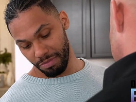 地下男孩 - 发情的托尼爬向布洛克鼓胀的裤裆 fustigate porn gay chinese