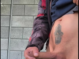 知道远处有人看我自慰，我鸡巴硬得不行 porn detached asian pulling