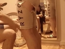 受伤自行车手继父与饥渴关怀儿子 - 第一部 免费 chinese market gay porn