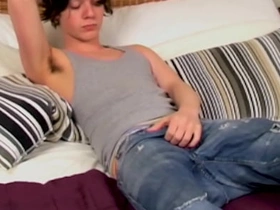 HomoEmo：情绪摇滚骚货桑迪·詹金斯在床上撸硬屌 taiwan gay muscle porn