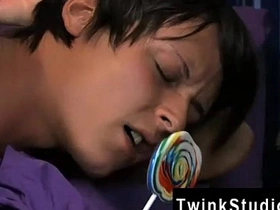 大屁股亚洲基佬电影 这个超级萌货边吃边 gay sex videos asian telugu