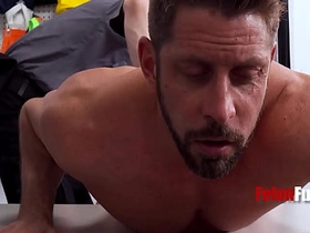 小偷只有两个选择：要么操警卫，要么在监狱里被操 gay chinese men porn video