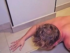 大胡子主人操烂小鲜肉的屁眼，把他当性奴使唤。BDSM狗玩羞辱高潮 free chinese gay porn videos