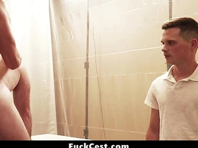 那男人毫不掩饰他青筋暴起的勃起鸡巴 - 乱伦性交 chinese on white 2 gay porn