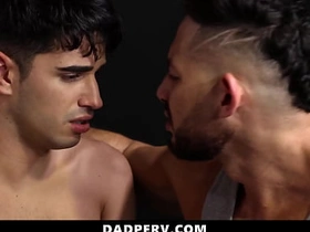 继子让继父抚弄他的鸡巴 任由其掌控 - 老爸变态 austin wolf gay porn asian