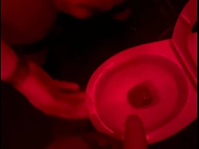 业余小帅哥在俱乐部厕所看朋友撒尿，伸手帮忙然后自己硬了... asian gay sexual relations videos.