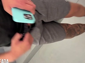 在健身房回来的路上在楼梯间给朋友口交 gay men videos sex asian