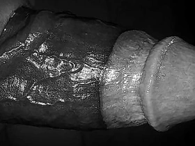 抹油的发情男人呻吟着撸他的大黑屌 gay chinese oil massage porn