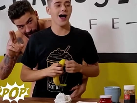 TWINKPOP - 嫩仔乔伊·米尔斯用打发奶油和糖粒装饰克里斯·该死的鸡巴 变成美味点心 korean gay couple porn flick