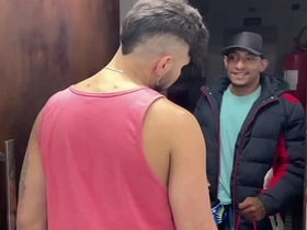 收货时让快递员上楼 他用肉棒当报酬还射了我满嘴 axl chinese gay porn