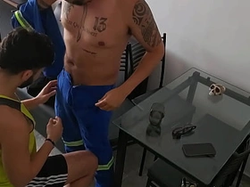 维修工来查网线却把鸡巴插进来 chinese gay porn categories