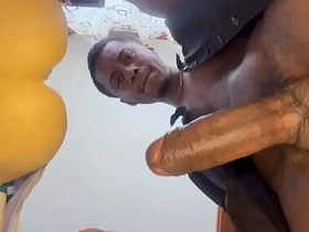 老爹边吐口水边用飞机杯撸他那根大屌，最后射了 asian straight gay sex videos