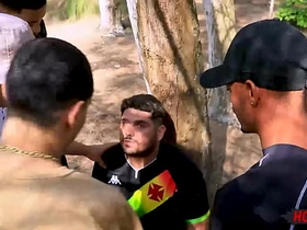 丛林里火辣淫乱的群交！ taiwan straight gay porn