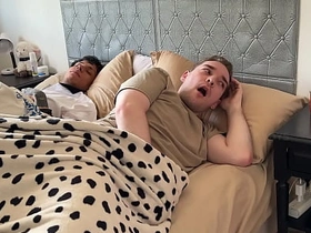 别出声，别让你继兄发现！- 与大鸡巴纹身拉丁小鲜肉3P asian gay sexual relations videos this vid