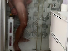 被抓到在淋浴时打飞机 射精猛烈 真实高潮 —— 被偷窥 chubby asian boy gay porn