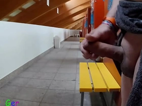 我在公共更衣室撸我厚包皮鸡巴，差点被抓到两次。 asian cum gay porn