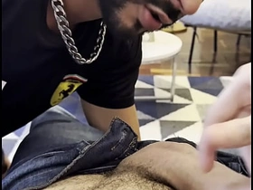 发现邻居儿子的鸡巴大得惊人 hot arab gay porn