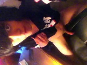 嫩0用光滑鸡巴磨椅子 隔着涤纶T恤手淫 porn gay asian bear