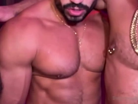 肥佬群P狂欢 asian japan cheerful porn