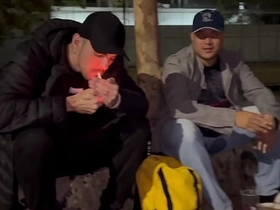 哥们在球场喝酒结果搞起基来，突然冒出个流浪汉让一切更有意思了 gay porn chinese bodybuilder