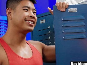 亚裔肌肉男被大屌朋友猛干 japanese gay porn dad