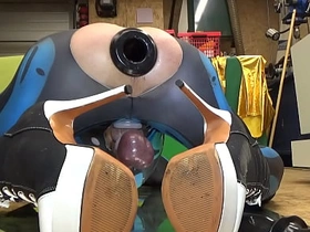 Extremeslut66 戴着隧道塞放屁，同时往屁眼里塞一根长假阳具 gay porn korean hot