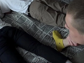 瘦仔带朋友来家玩——趁他们打游戏时，他和继父把他们全干了 asian hot guy gay porn