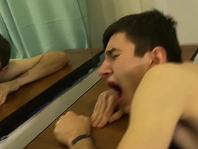 可爱摔跤少年训练时发情，直接在地板上开干——最后射进对方嘴里 hot stepdad jubilant porn