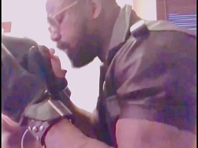 肌肉男BDSM跨种族玩乳头 舔肛打飞机 chinese orgy gay porn