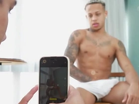 叫兄弟来拍照 结果他把我鸡巴嗦到射精 gay chinese outdoors porn