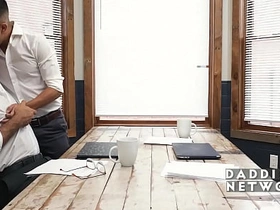 加班时间被他压在身下 gay porn korean solo