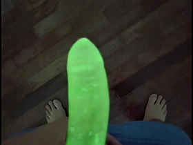 我试了霓虹避孕套 - 看它在黑暗中发光 asian school boys gay sex videos