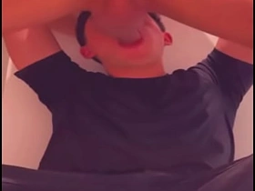 商场厕所里被运动型小伙深喉 爽爆的猎艳 japanese spy gay porn