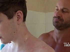 瘦猴打扫房子 继父就给他通水管 japanese gay porn hd